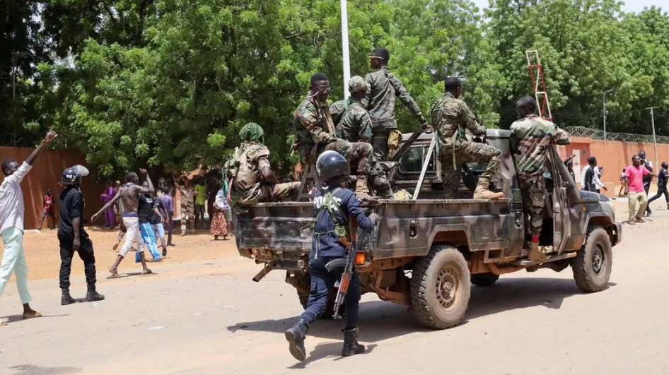 النيجر: اعتقال قادة ووزراء يتبعون الرئيس بازوم